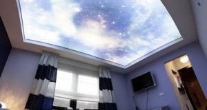 Натяжной потолок небо в спальне